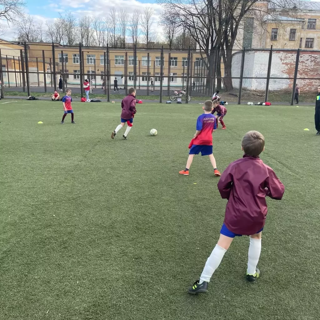 Тренировки по футболу в Академии ФК Днепр Смоленск